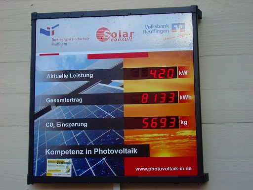 Solarconsult Aussenanzeige der Photovoltaikanlage der THR Reutlingen 